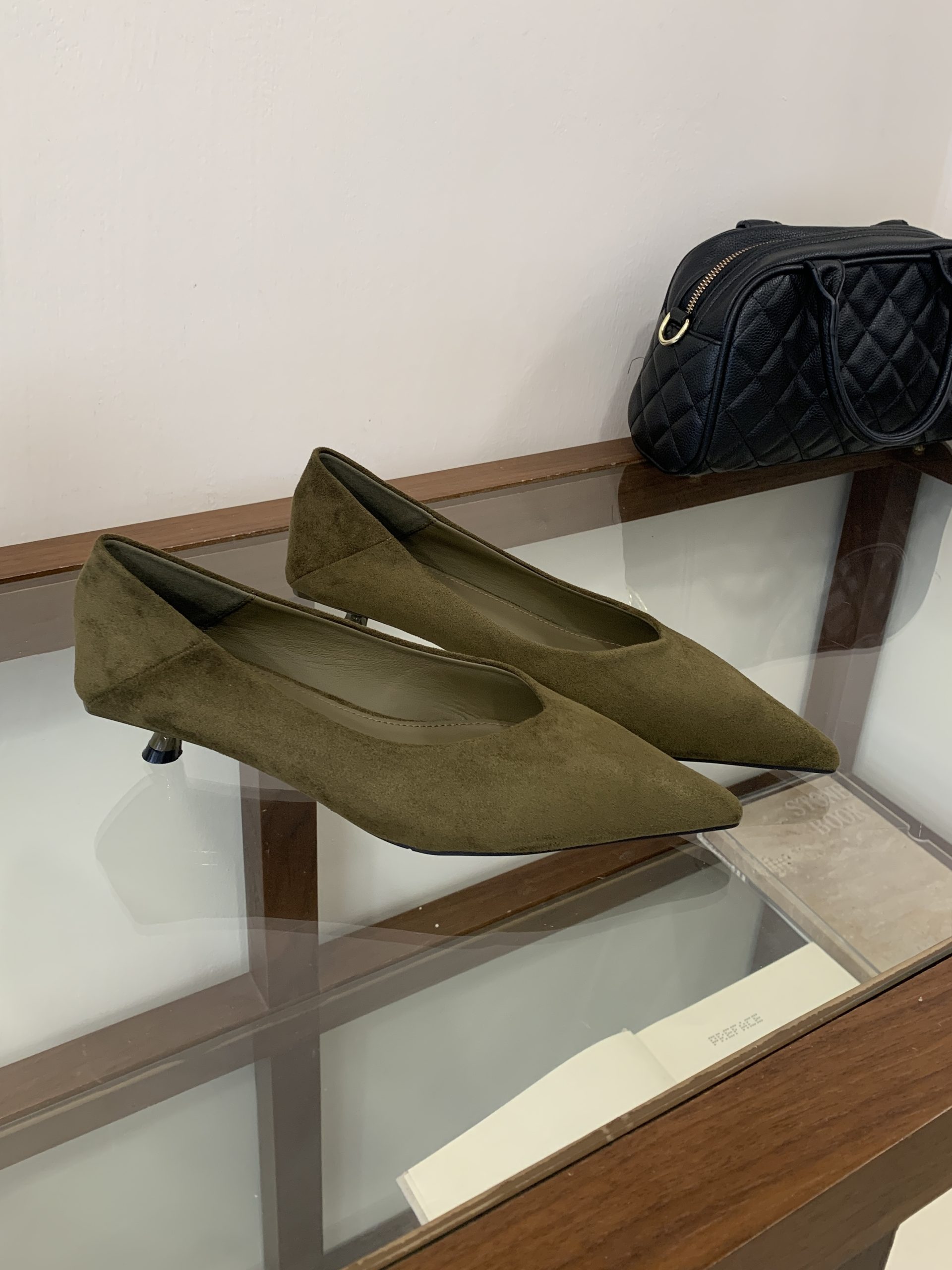 2026 New Autumn Pointed Toe Low Heel Fashion Commuter Comfortable Versatile Shallow Vintage Women's Flats
