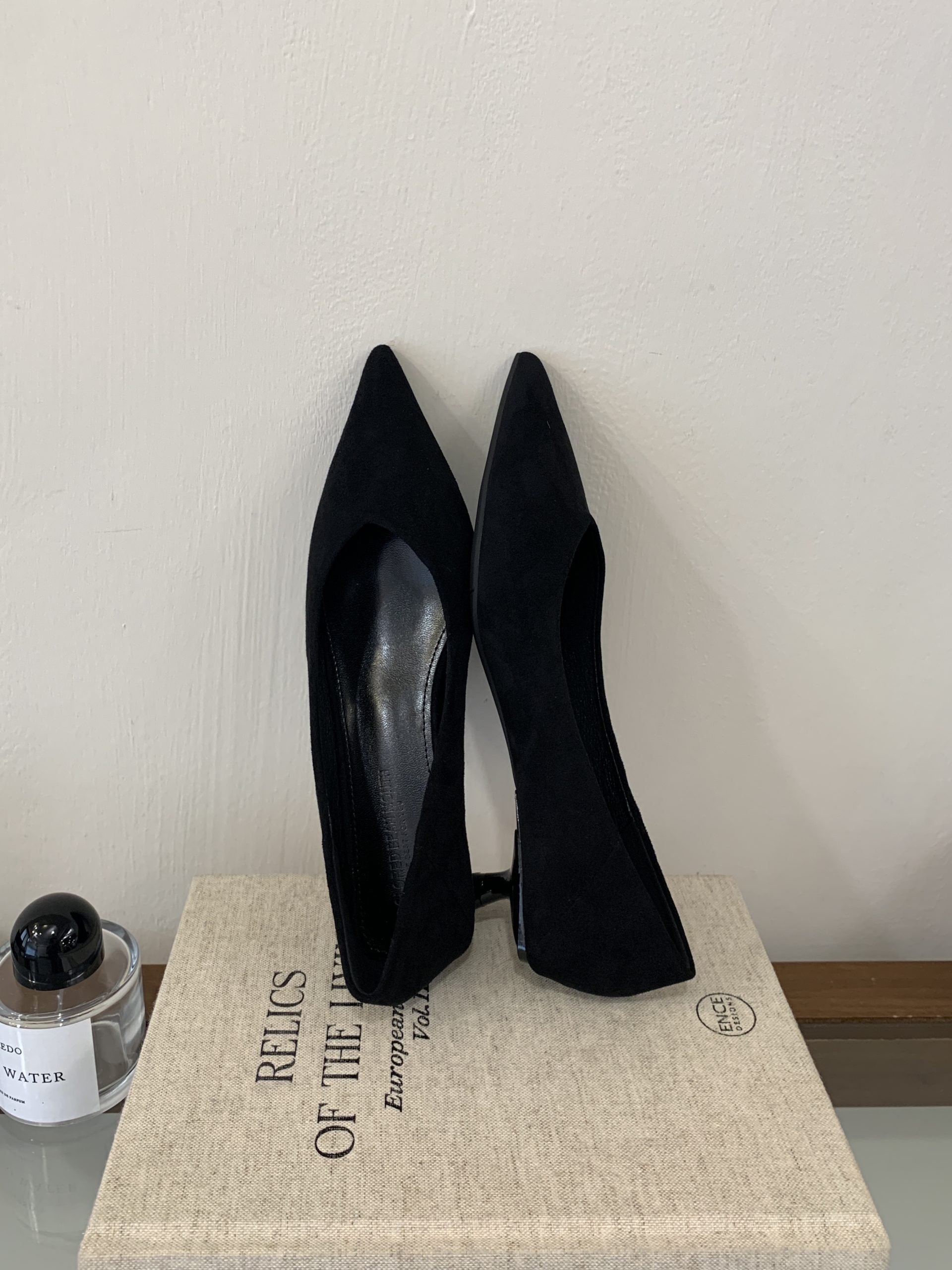 2026 New Autumn Pointed Toe Low Heel Fashion Commuter Comfortable Versatile Shallow Vintage Women's Flats - Image 2
